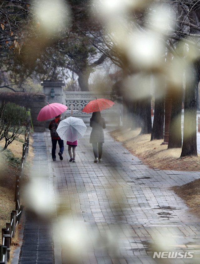 [서울=뉴시스]홍효식 기자 = 절기상 '춘분'이자 봄비가 내리는 지난달 20일 서울 여의도 국회 경내에서 시민들이 우산을 쓰고 발걸음을 옮기고 있다. 2021.03.20. yesphoto@newsis.com