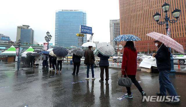 [서울=뉴시스]홍효식 기자 = 코로나19 신규 확진자가 452명으로 집계된 20일 서울역 광장에 마련된 중구 임시 선별검사소에서 시민들이 우산을 쓰고 검사를 받기 위해 줄지어 기다리고 있다. 2021.03.20. yesphoto@newsis.com