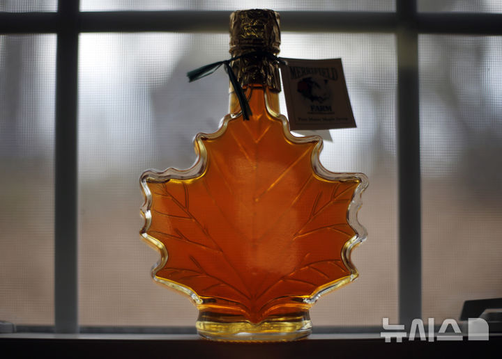 [메리필드=AP/뉴시스] [AP/뉴시스] 도널드 트럼프 미국 대통령이 4일(현지 시간)부터 멕시코, 캐나다, 중국에 추가 관세를 부과하기로 명령하면서 메이플시럽 등 미국 소비재 가격 인상이 불가피할 전망이다. (사진=뉴시스DB) 2025.02.03.