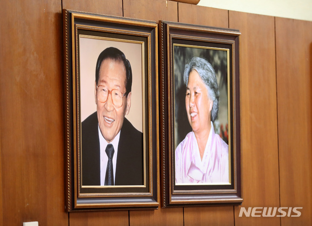 [서울=뉴시스]홍효식 기자 = 고(故) 정주영 현대그룹 명예회장의 20주기 추모제사가 열린 20일 오후 공개된 서울 종로구 청운동 정 명예회장의 옛 자택을 공개했다. 자택에는 정주영 명예회장과 변중석 여사의 영정이 함께 걸려 있다. (공동취재사진) 2021.03.20. photo@newsis.com 2021.3.20