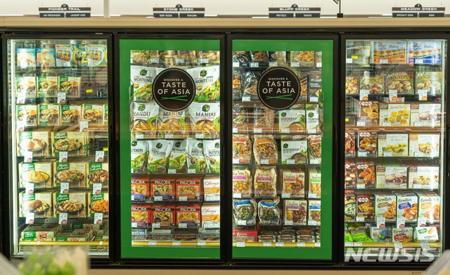 [서울=뉴시스]미국 한 유통채널에 구축된 슈완스의 '아시안 데스티네이션'