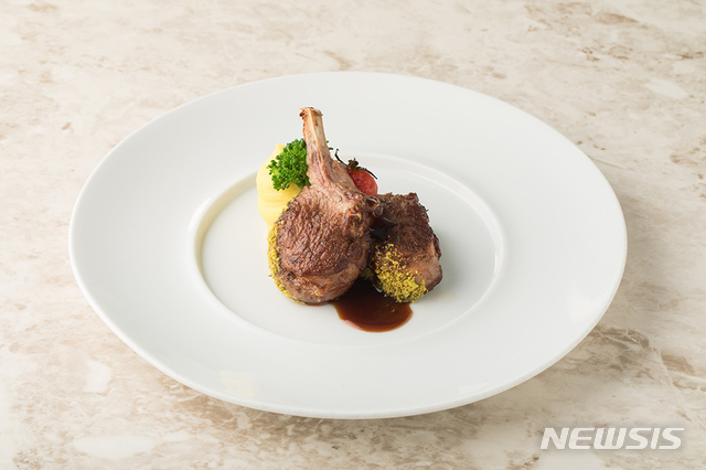 [서울=뉴시스]63빌딩 '워킹온더클라우드'의 '피스타치오 크러스트를 곁들인 양갈비 숯불구이'(