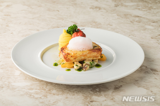 [서울=뉴시스]63빌딩 '워킹온더클라우드'의 '저온 진공 조리한 오늘의 생선'