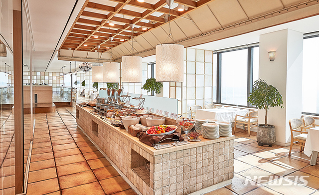 [서울=뉴시스]63빌딩 '워킹온더클라우드'의 '런치 샐러드 바'