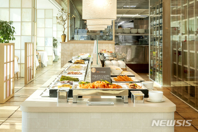[서울=뉴시스]63빌딩 '워킹온더클라우드'의 '런치 샐러드 바'