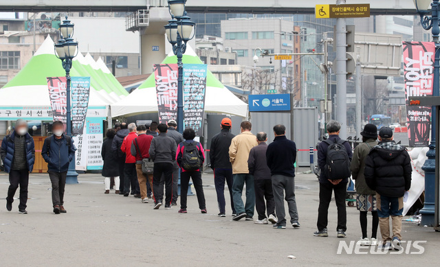 [서울=뉴시스]고범준 기자 = 지난 21일 오전 서울 중구 서울역광장에 마련된 코로나19 중구임시선별검사소에서 시민들이 검사를 받기 위해 줄 서 있다. 2021.03.21. bjko@newsis.com