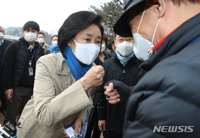 [서울=뉴시스]국회사진기자단 = 박영선 더불어민주당 서울시장 후보가 21일 서울 중구 '한양도성순성길'에서 열린 '탄소중립위원회 출범식에 참석을 마치고 '한양도성순성길'을 걸으며 시민들과 인사하고 있다.  2021.03.21. photo@newsis.com