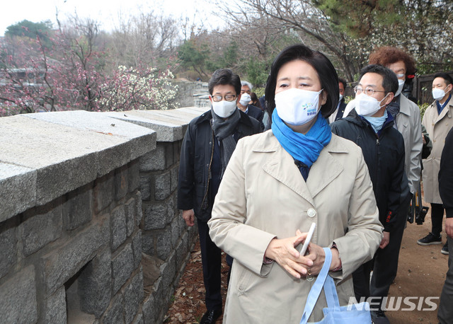 [서울=뉴시스]국회사진기자단 = 박영선 더불어민주당 서울시장 후보가 21일 서울 중구 '한양도성순성길'에서 열린 '탄소중립위원회 출범식에 참석을 마치고 '한양도성순성길'을 걷고 있다.  2021.03.21. photo@newsis.com