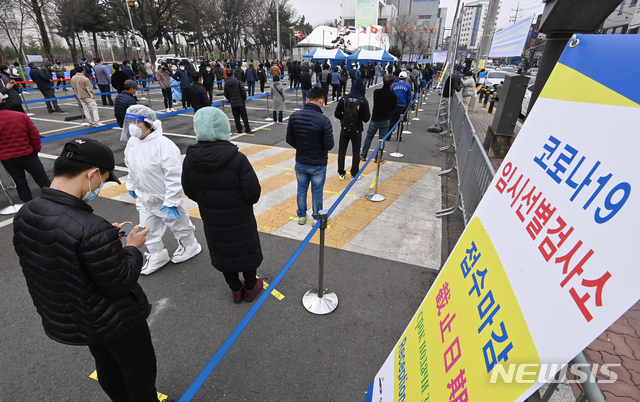 [안산=뉴시스] 김종택기자 = 21일 오전 경기도 안산시 단원구 외국인주민지원본부 인근에 설치된 임시선별검사소에서 외국인 근로자들과 시민들이 코로나19 검사를 받기위해 길게 줄 서 대기하고 있다. 2021.03.21.jtk@newsis.com