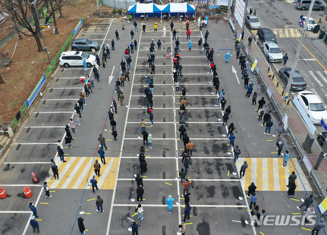 [안산=뉴시스] 김종택 기자 = 지난 21일 오전 경기도 안산시 단원구 외국인주민지원본부 인근에 설치된 임시선별검사소에서 외국인 근로자들과 시민들이 코로나19 검사를 받기위해 길게 줄 서 대기하고 있다. 2021.03.21. jtk@newsis.com