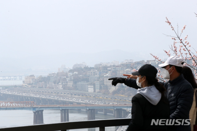 [서울=뉴시스]고범준 기자 = 쌀쌀한 날씨가 이어지고 내륙 곳곳의 대기 질이 탁한 21일 오후 서울 성동구 응봉산에서 바라본 서울도심이 흐리게 보이고 있다. 2021.03.21. bjko@newsis.com