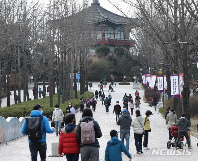 [서울=뉴시스]조수정 기자 = 지난 21일 오후 서울 광진구 어린이대공원에서 시민들이 봄나들이하고 있다. 2021.03.21. chocrystal@newsis.com