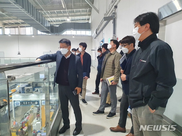[수원=뉴시스]지난 18일 경기 수원농수산물도매시장 과일동과 수산동에서 진행된 거주후평가에서 전문가들이 현장을 둘러보고 있다.(수원시 제공)