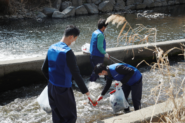 삼성전자와 협력사 임직원 등이 22일 세계물의날 원천리천 환경을 정화하고 있다. *재판매 및 DB 금지