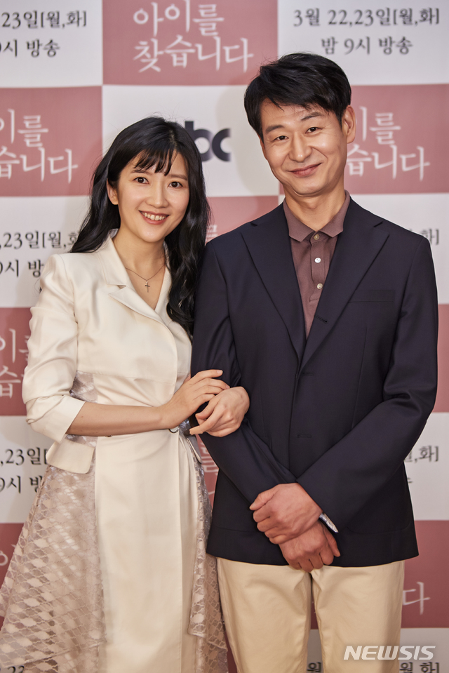 [서울=뉴시스]배우 박혁권, 장소연이 22일 온라인으로 진행된 JTBC 드라마페스타 '아이를 찾습니다' 제작발표회에 참석했다. (사진=JTBC 제공) 2021.03.22. photo@newsis.com