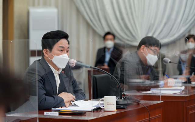 [제주=뉴시스] 원희룡 제주지사는 31일 박주민 더불어민주당 의원이 임대차 3법이 통과되기 직전 아파트 임대료를 올린 것과 관련해 "입만 열면 '서민'과 '국민'을 찾던 사람들이 뒤로는 이런 일을 벌이고 있었다"며 "내로남불의 끝판왕을 보는 것 같다"고 비난했다. 사진은 22일 오전 제주도 주간정책회의를 주재하는 원 지사. 2021.03.31. photo@newsis.com *재판매 및 DB 금지