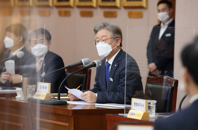 [수원=뉴시스]  이재명 경기도지사가 22일 오후 경기도청 신관 4층 제1회의실에서 열린 3월 확대간부회의에서 발언하고 있다. (사진=경기도 제공) *재판매 및 DB 금지