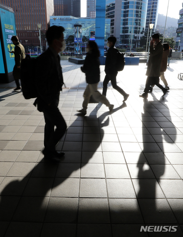 [서울=뉴시스] 22일 오전 서울역에서 시민들이 발걸음을 옮기고 있다. 