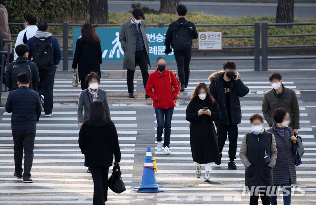 [서울=뉴시스]고범준 기자 = 전국에 찬바람이 불며 꽃샘추위가 찾아온 지난달 22일 오전 서울역에서 시민들이 두꺼운 옷을 입고 발걸음을 옮기고 있다. 2021.03.22. bjko@newsis.com