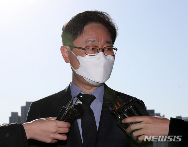 [과천=뉴시스]박주성 기자 = 박범계 법무부 장관이 22일 오전 경기도 정부과천청사로 출근하며 취재진 질문에 답하고 있다. 2021.03.22. park7691@newsis.com