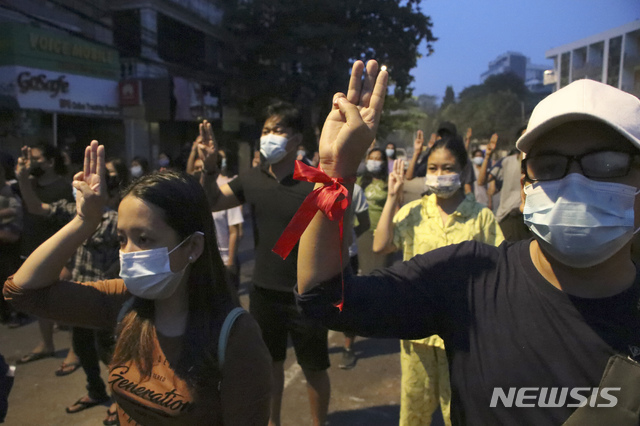 [양곤=AP/뉴시스]22일 미얀마 양곤에서 반 군부 쿠데타 시위대가 저항의 상징인 세 손가락 경례를 하며 시위에 참여하고 있다. 2021.03.22.