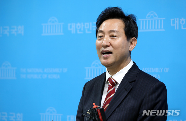 [서울=뉴시스]전진환 기자 = 오세훈 국민의힘 서울시장 후보가 야권 후보 단일화를 위한 여론조사가 시작된 22일 오전 국회 소통관에서 기자회견을 마친 뒤 취재진들의 질문에 답하고 있다.  (공동취재사진) 2021.03.22. photo@newsis.com