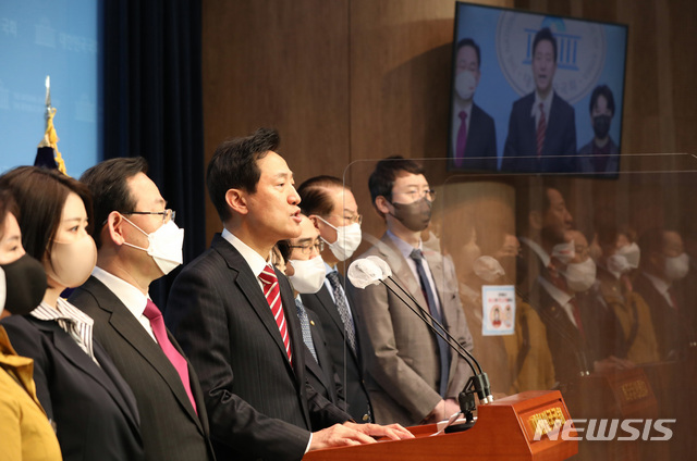 [서울=뉴시스]전진환 기자 = 오세훈 국민의힘 서울시장 후보가 야권 후보 단일화를 위한 여론조사가 시작된 22일 오전 국회 소통관에서 주호영 원내대표, 당 의원들과 기자회견을 열고 지지를 호소하고 있다. (공동취재사진) 2021.03.22. photo@newsis.com