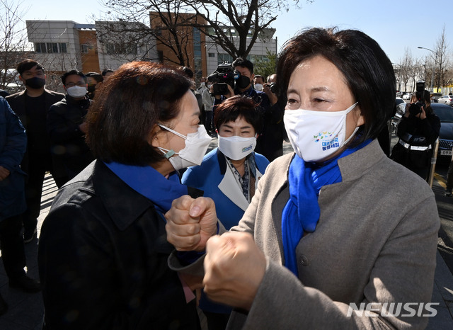 [서울=뉴시스]국회사진기자단 = 박영선 더불어민주당 서울시장 후보가 22일 오전 서울 광진구 자양한양아파트 정문 앞에서 지지자들과 주먹인사를 하고 있다. 2021.03.22. photo@newsis.com