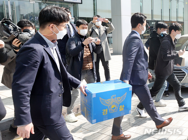 [전주=뉴시스] 김얼 기자 = 22일 전북경찰청 반부패경제범죄수사대원들이 전북 전주시 한국토지주택공사(LH) 전북본부의 압수수색을 마치고 압수품을 챙겨 장내를 빠져나오고 있다. 2021.03.22.pmkeul@newsis.com