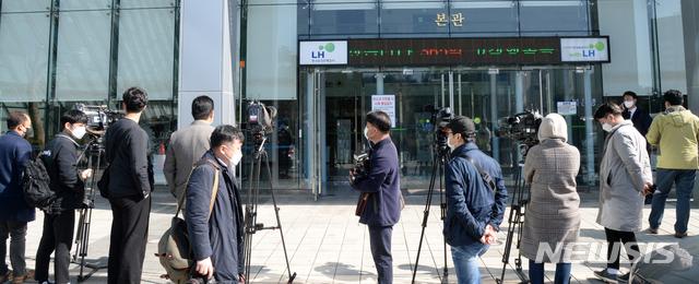 [전주=뉴시스] 김얼 기자 = 전북경찰청 반부패경제범죄수사대원들이 전북 전주시 한국토지주택공사(LH) 전북본부의 압수수색을 하고 있는 22일 한국토지주택공사 전북본부 입구가  굳게 잠겨 있다. 2021.03.22.pmkeul@newsis.com