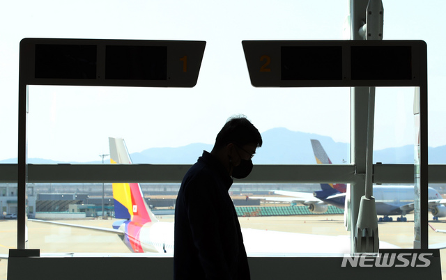 [인천공항=뉴시스]김병문 기자 = 코로나19 신규 확진자 수가 엿새 연속 400명대를 기록한 22일 오전 인천국제공항 입국장의 여행사 부스 구역이 한산하다. 2021.03.22. dadazon@newsis.com
