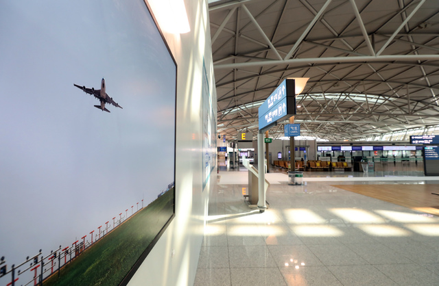 [인천공항=뉴시스]김병문 기자 = 지난 3월22일 오전 인천국제공항 출국장이 코로나19 장기화로 한산한 모습을 보이고 있다. 2021.06.10. dadazon@newsis.com 