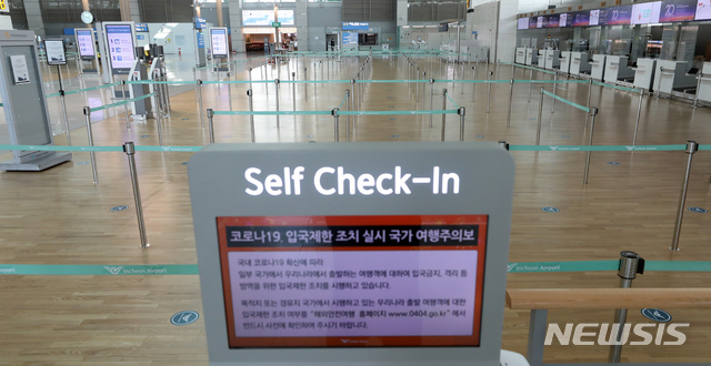 [인천공항=뉴시스]김병문 기자 = 코로나19 신규 확진자 수가 엿새 연속 400명대를 기록한 22일 오전 인천국제공항 출국장이 한산하다. 2021.03.22. dadazon@newsis.com