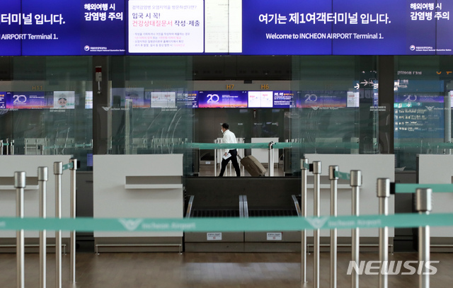 [인천공항=뉴시스]김병문 기자 = 지난 3월 22일 오전 인천국제공항 출국장이 한산하다. 2021.03.22. dadazon@newsis.com