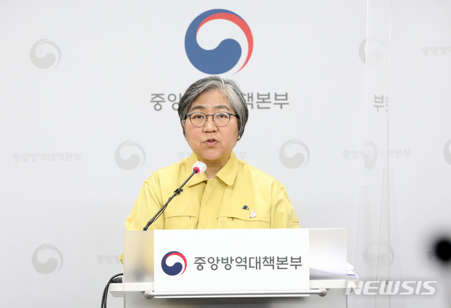 [청주=뉴시스]강종민 기자 = 정은경 중앙방역대책본부장(질병관리청장)이 22일 오후 충북 청주 질병관리청에서 코로나19 국내발생과 예방접종 현황을 발표하고 있다. 2021.03.22.&nbsp; ppkjm@newsis.com