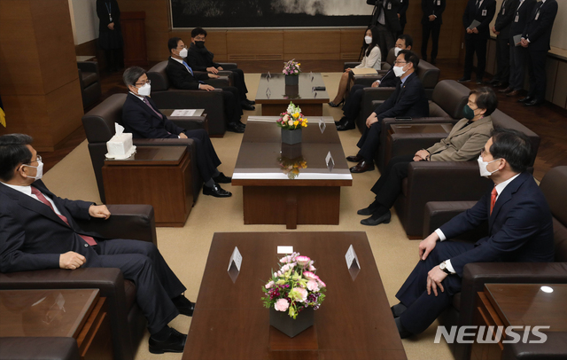 [서울=뉴시스]사진공동취재단 = 김명수 대법원장이 22일 오후 서울 서초구 대법원에서 대법관후보추천위원회 위원들과 간담회를 갖고 있다. 2021.03.22. photo@newsis.com