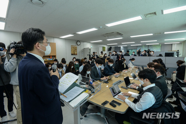 [서울=뉴시스]이윤청 기자 = 22일 서울 서초구 서울고등검찰청 의정관에서 열린  '한명숙 전 국무총리 모해위증 의혹' 불기소 처분 관련 입장 발표 브리핑에서 이정수 법무부 검찰국장이 발언하고 있다. (공동취재사진) 2021.03.22. photo@newsis.com