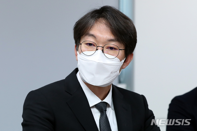 [서울=뉴시스]이윤청 기자 = 이정헌 넥슨코리아 대표가 22일 서울 강남구 한국게임산업협회에서 열린 게임업계 현장 간담회에 참석한 모습. 2021.03.22. radiohead@newsis.com