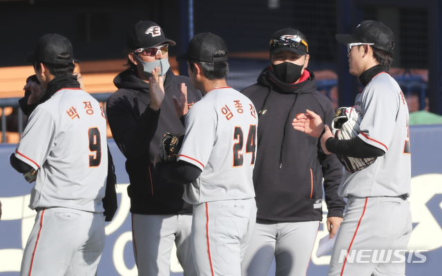 [서울=뉴시스]최진석 기자 = 22일 오후 서울 송파구 잠실야구장에서 열린 2021 KBO리그 시범경기 한화 이글스와 두산 베어스의 경기에서 12대5로 승리를 거둔 한화 카를로스 수베로 감독이 선수들과 기뻐하고 있다. 2021.03.22. myjs@newsis.com