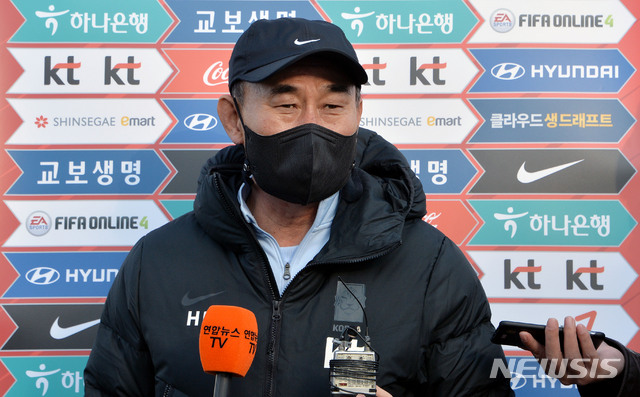 [경주=뉴시스] 이무열 기자 = 김학범 올림픽 축구대표팀 감독이 22일 오후 경북 경주시 경주시민운동장에서 대표팀 훈련을 지휘하기에 앞서 취재진과 만나 인터뷰를 하고 있다. 2021.03.22. lmy@newsis.com