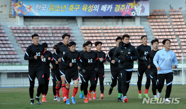 [경주=뉴시스] 이무열 기자 = 올림픽 축구대표팀 선수들이 22일 오후 경북 경주시 경주시민운동장에서 도쿄올림픽 출전을 앞두고 2차 국내 전지훈련에서 가볍게 몸을 풀고 있다. 2021.03.22. lmy@newsis.com