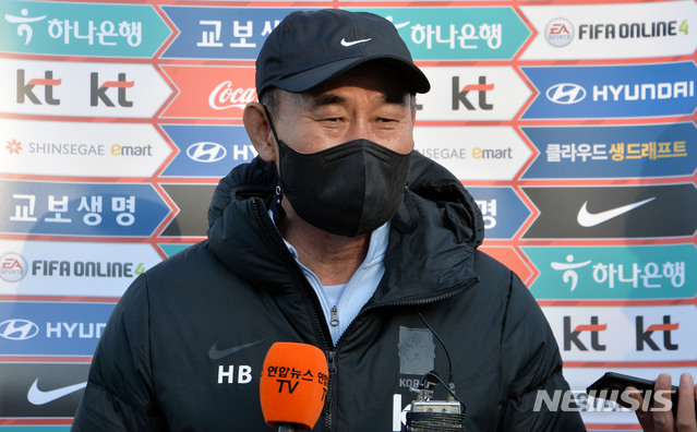 [경주=뉴시스] 이무열 기자 = 김학범 올림픽 축구대표팀 감독이 22일 오후 경북 경주시 경주시민운동장에서 대표팀 훈련을 지휘하기에 앞서 취재진과 만나 인터뷰를 하고 있다. 2021.03.22. lmy@newsis.com