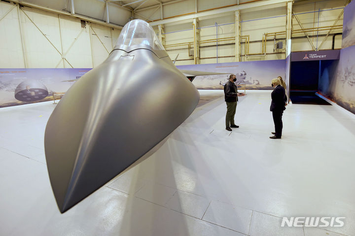 [잉글랜드 랭커셔=AP/뉴시스] 보리스 존슨 전 영국 총리가 BAE 시스템스를 방문해 차세대 전투기 '템페스트(Tempest)' 프로젝트 관련 시설을 둘러보고 있다. 2021.03.22