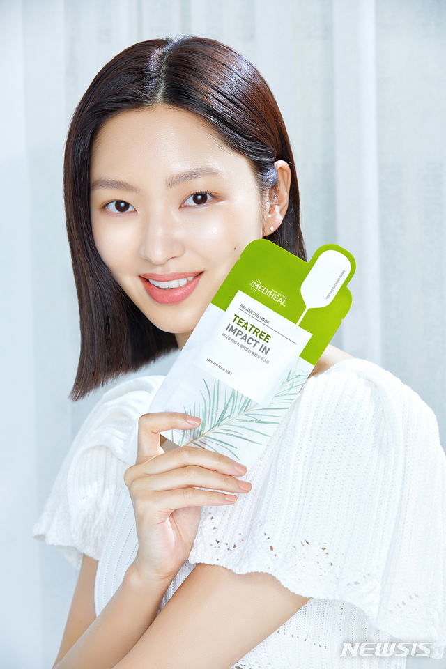 [서울=뉴시스]배우 최유화와 함께한 메디힐 '티트리 임팩트인 밸런싱 마스크' 얼루어코리아 화보