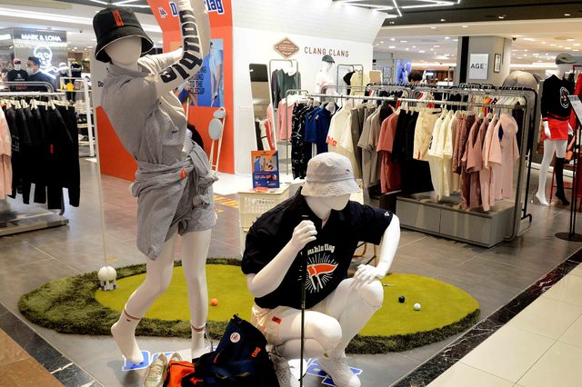 [부산=뉴시스] 롯데백화점 부산본점 5층 더웨이브 행사장에서 골프 신규 브랜드 더블플레그, 클랭클랑, 오버도즈 등 팝업 스토어가 열리고 있다. (사진=롯데백화점 제공) *재판매 및 DB 금지