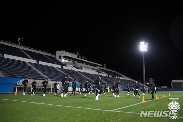 [서울=뉴시스] 한일전을 앞두고 훈련 중이 벤투호. (사진=대한축구협회 제공)