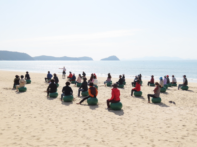 [광주=뉴시스]구길용 기자 = 전남 완도군은 23일 코로나 블루 극복을 위한 ‘몸&힐링 해양치유 프로그램’을 신지명사십리 해수욕장에서 운영한다고 밝혔다. (사진=완도군 제공). 2021.03.23. kykoo1@newsis.com *재판매 및 DB 금지
