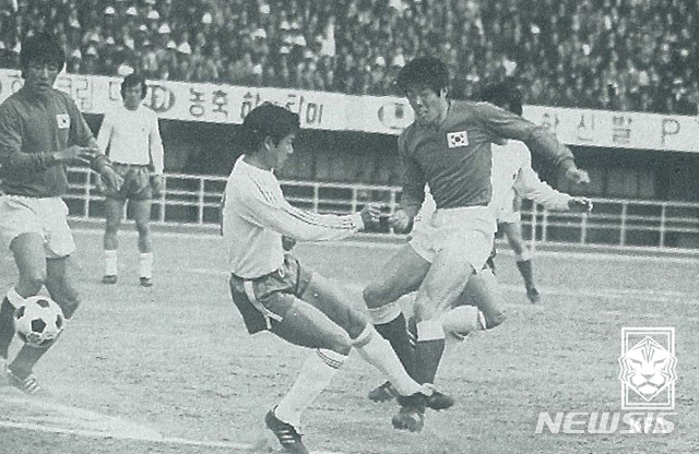 [서울=뉴시스] 1976년 올림픽 예선 한일전. (왼)박성화 (오)차범근. (사진=대한축구협회 제공)