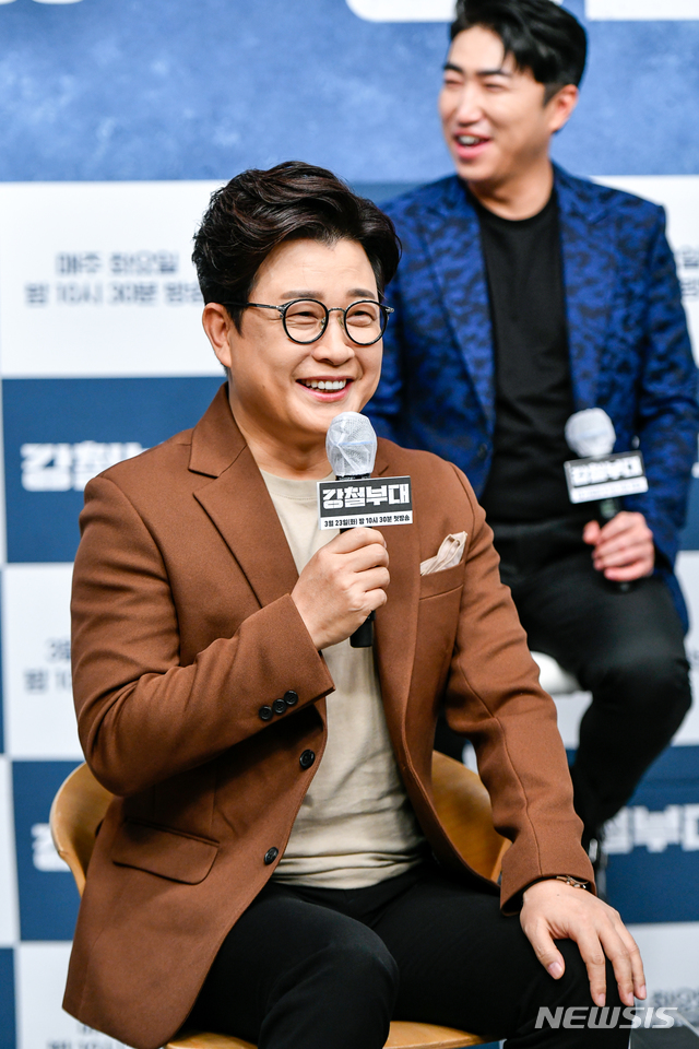 [서울=뉴시스]채널A와 SKY가 공동제작하는 새 예능프로그램 '강철부대'가 23일 오후 온라인 제작발표회를 열었다.제작발표회에 참석한 MC 김성주의 모습을 볼 수 있다.(사진=강철부대 제공)2021.03.23 photo@newsis.com 