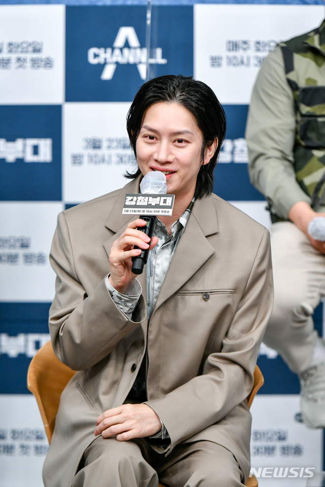 [서울=뉴시스]채널A와 SKY가 공동제작하는 새 예능프로그램 '강철부대'가 23일 오후 온라인 제작발표회를 열었다.제작발표회에 참석한 가수 김희철의 모습을 볼 수 있다.(사진=강철부대 제공)2021.03.23 photo@newsis.com 